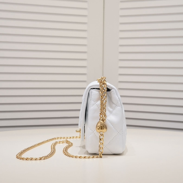 シャネルバッグ背面デザイン